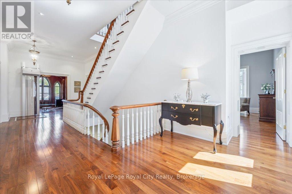 












15 - 25 MANOR PARK CRESCENT

,
Guelph (Dovercliffe Park/Old University),




Ontario
N1G1A2

