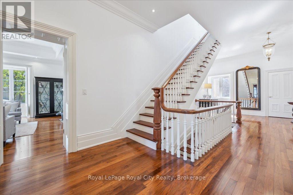 












15 - 25 MANOR PARK CRESCENT

,
Guelph (Dovercliffe Park/Old University),




Ontario
N1G1A2


