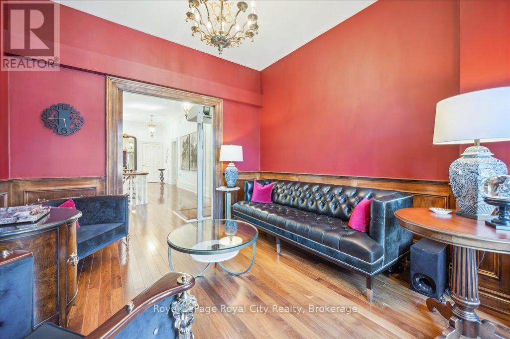 












15 - 25 MANOR PARK CRESCENT

,
Guelph (Dovercliffe Park/Old University),




Ontario
N1G1A2

