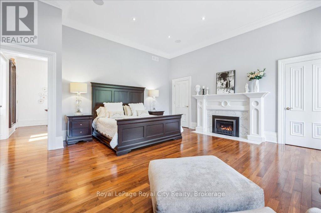 












15 - 25 MANOR PARK CRESCENT

,
Guelph (Dovercliffe Park/Old University),




Ontario
N1G1A2

