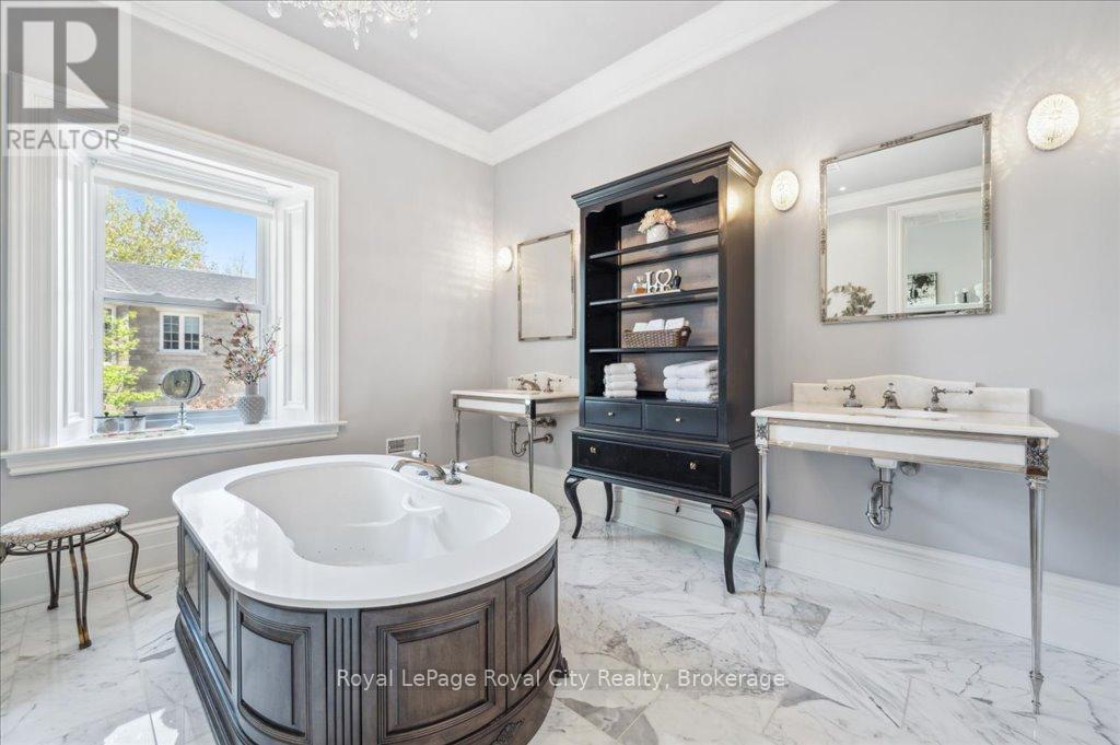 












15 - 25 MANOR PARK CRESCENT

,
Guelph (Dovercliffe Park/Old University),




Ontario
N1G1A2

