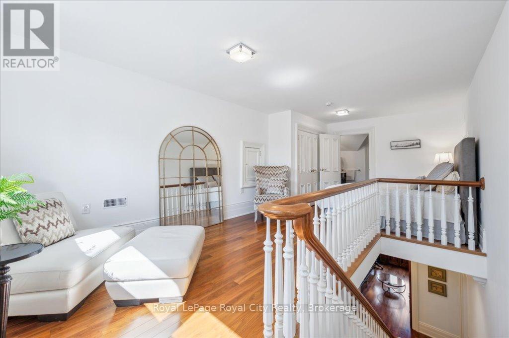 












15 - 25 MANOR PARK CRESCENT

,
Guelph (Dovercliffe Park/Old University),




Ontario
N1G1A2

