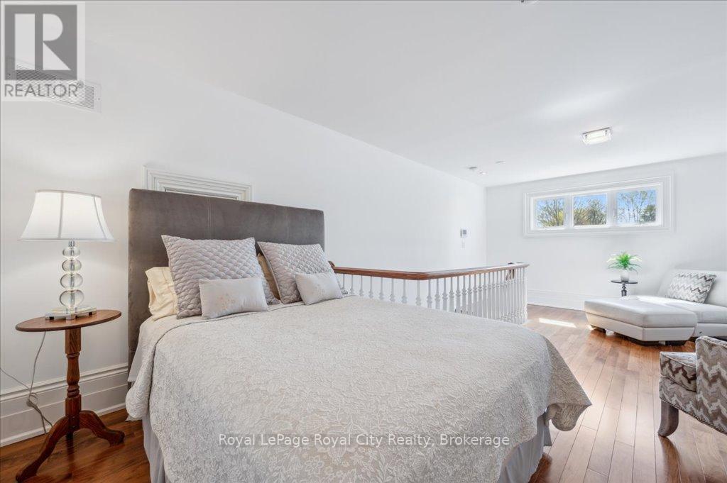 












15 - 25 MANOR PARK CRESCENT

,
Guelph (Dovercliffe Park/Old University),




Ontario
N1G1A2

