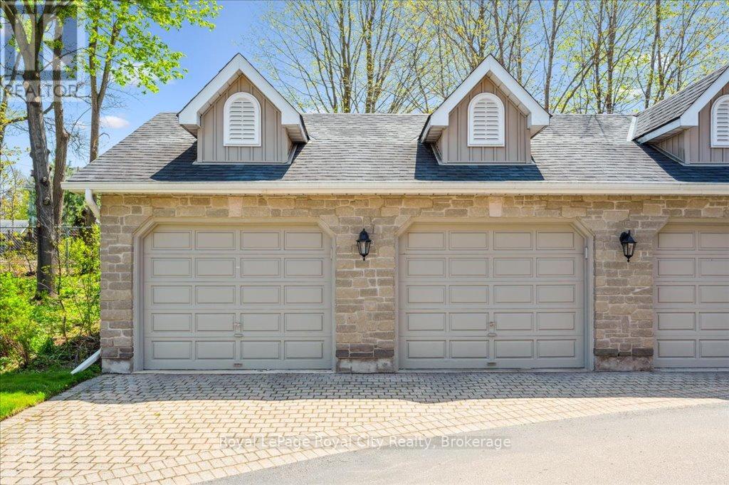 












15 - 25 MANOR PARK CRESCENT

,
Guelph (Dovercliffe Park/Old University),




Ontario
N1G1A2

