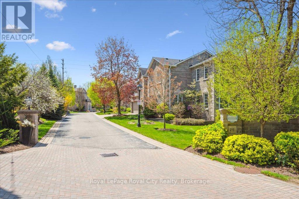 












15 - 25 MANOR PARK CRESCENT

,
Guelph (Dovercliffe Park/Old University),




Ontario
N1G1A2


