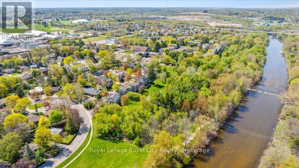 












15 - 25 MANOR PARK CRESCENT

,
Guelph (Dovercliffe Park/Old University),




Ontario
N1G1A2

