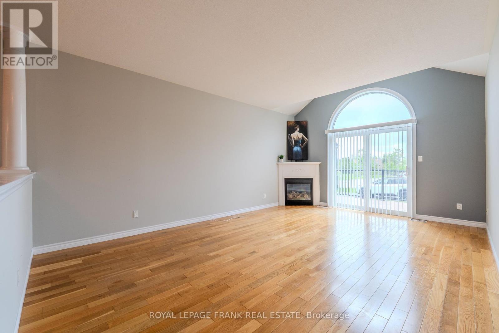 












9 EGLINGTON STREET

,
Kawartha Lakes (Lindsay),




Ontario
K9V6K6

