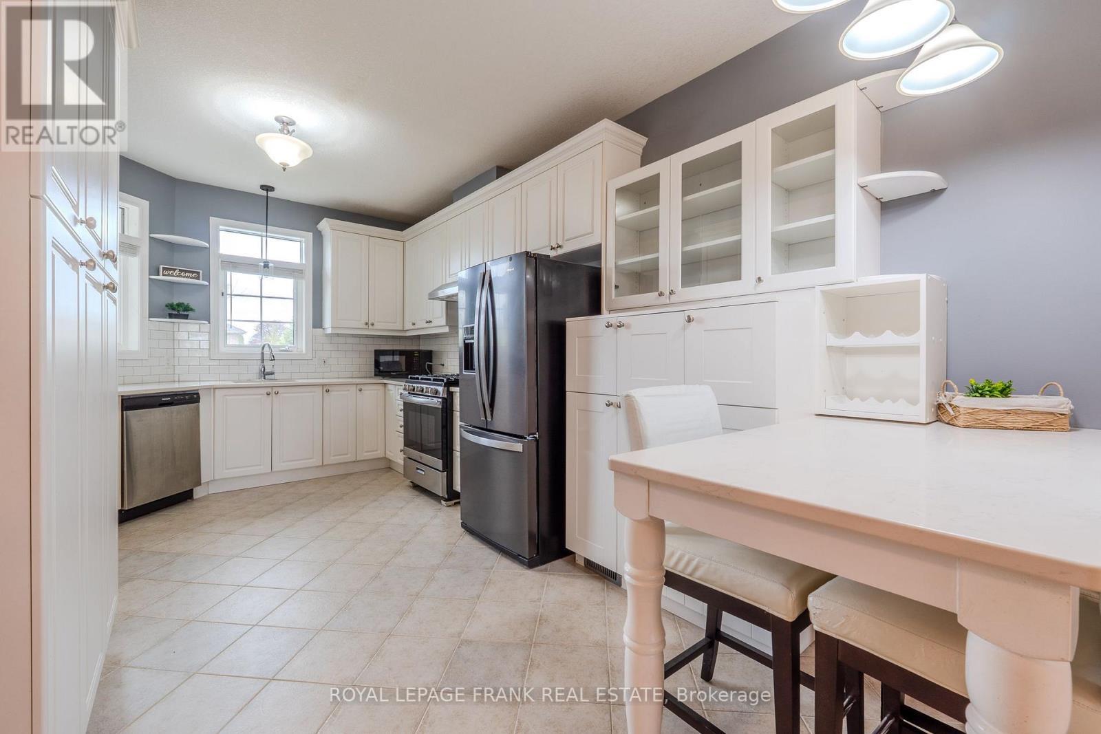 












9 EGLINGTON STREET

,
Kawartha Lakes (Lindsay),




Ontario
K9V6K6

