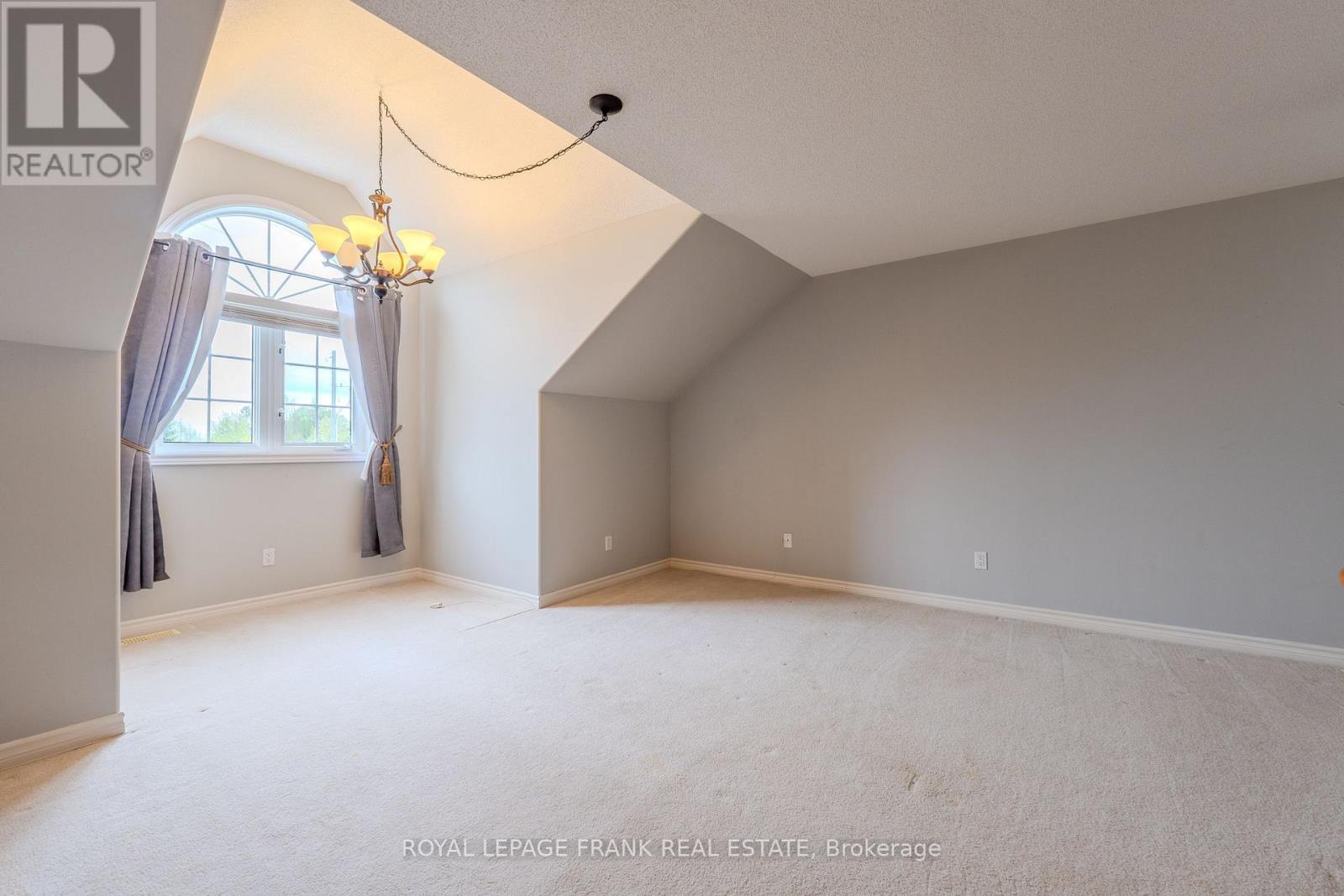 












9 EGLINGTON STREET

,
Kawartha Lakes (Lindsay),




Ontario
K9V6K6

