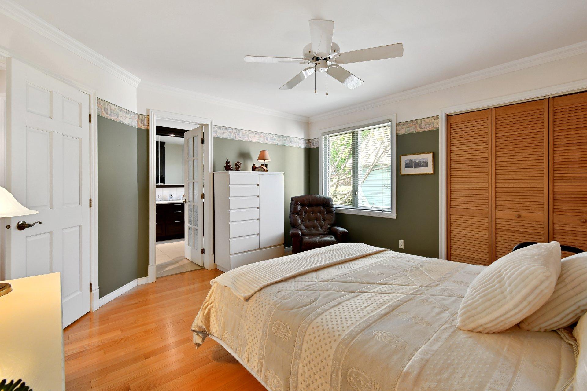 









1348Z


Rue Adoncour

,
Longueuil (Le Vieux-Longueuil),




QC
J4J5L3

