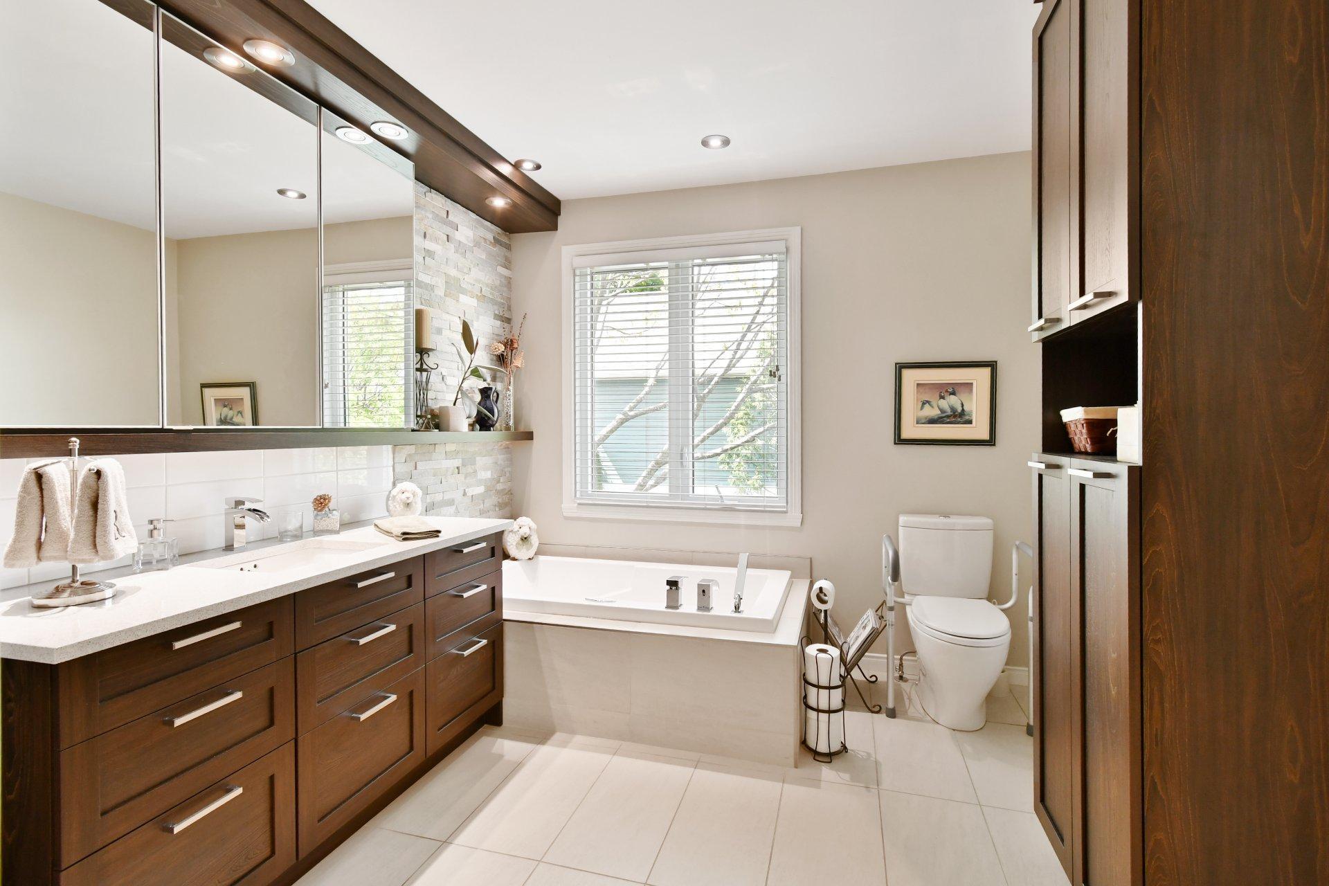 









1348Z


Rue Adoncour

,
Longueuil (Le Vieux-Longueuil),




QC
J4J5L3


