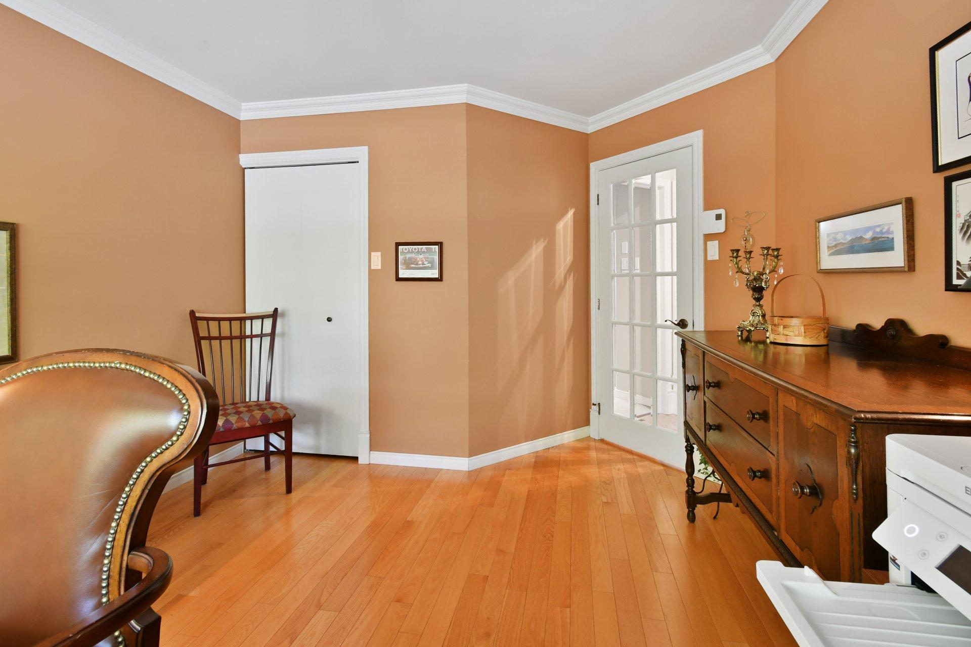 









1348Z


Rue Adoncour

,
Longueuil (Le Vieux-Longueuil),




QC
J4J5L3


