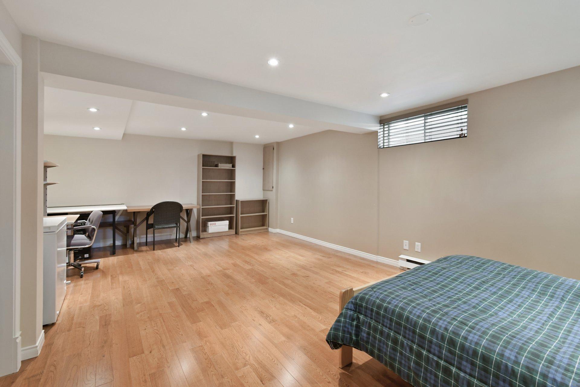 









1348Z


Rue Adoncour

,
Longueuil (Le Vieux-Longueuil),




QC
J4J5L3

