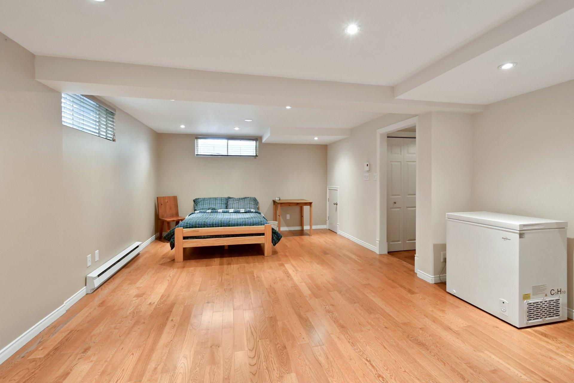 









1348Z


Rue Adoncour

,
Longueuil (Le Vieux-Longueuil),




QC
J4J5L3

