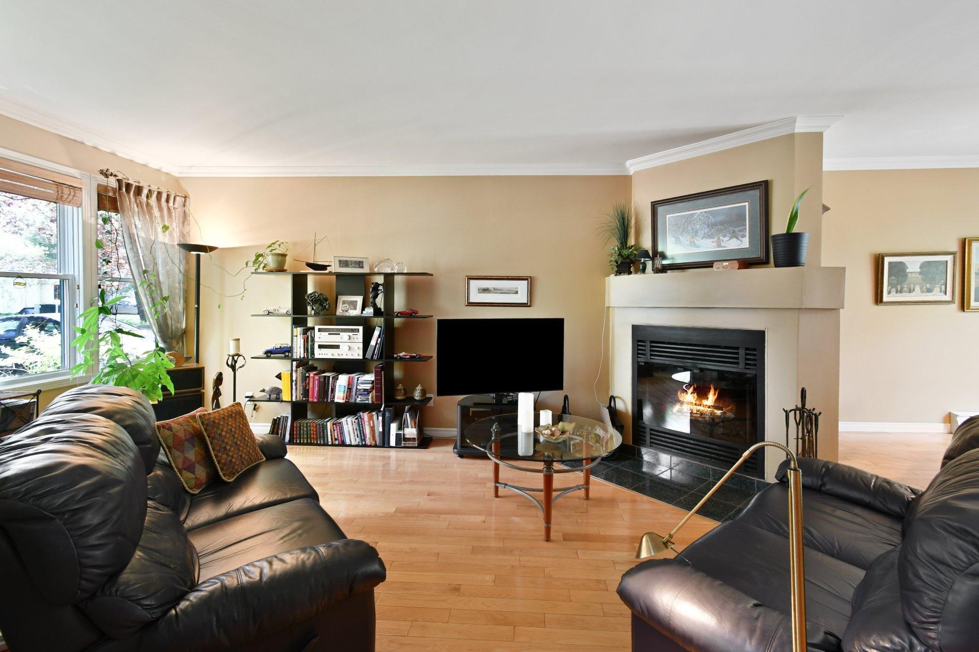 









1348Z


Rue Adoncour

,
Longueuil (Le Vieux-Longueuil),




QC
J4J5L3

