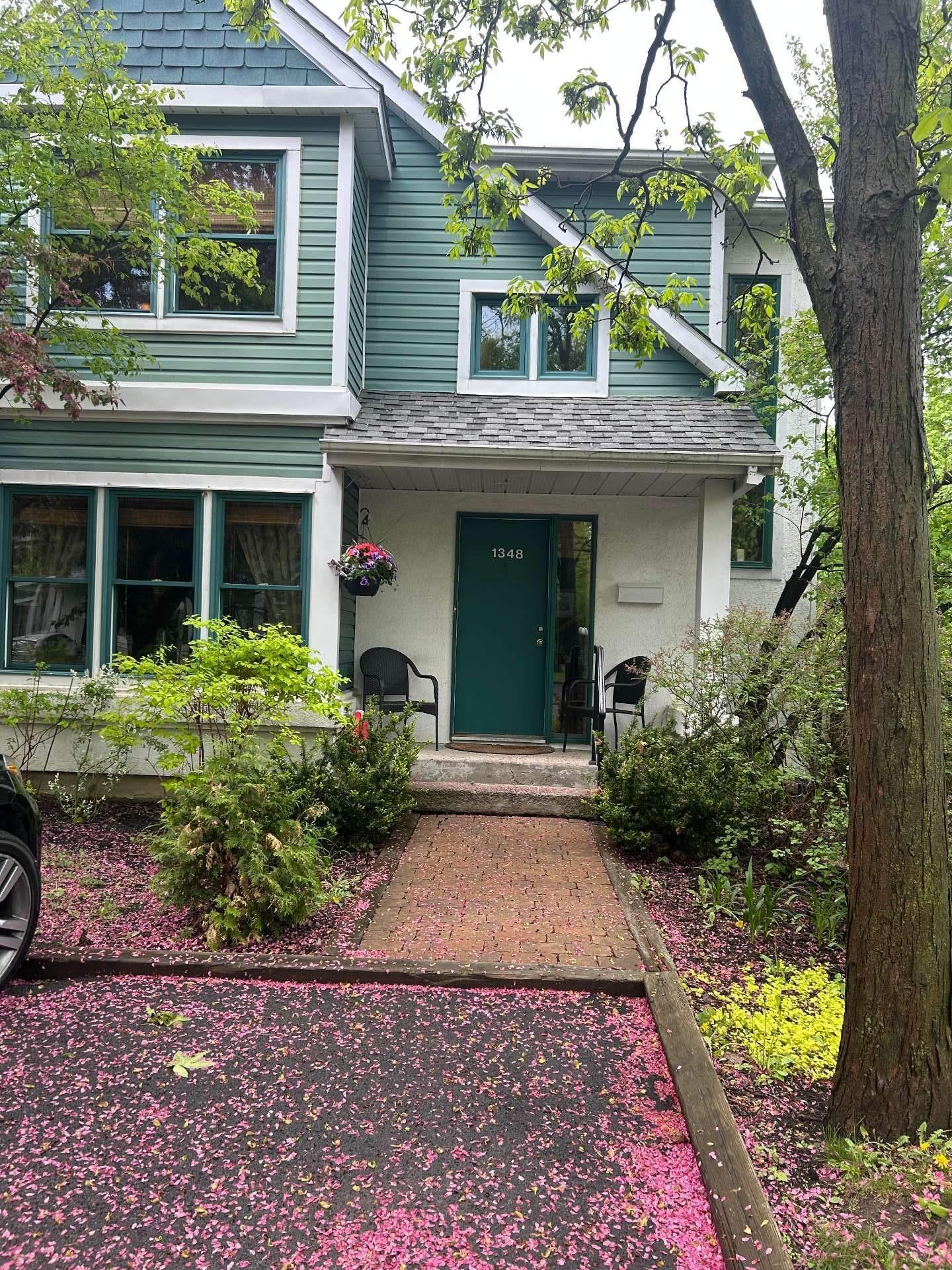 









1348Z


Rue Adoncour

,
Longueuil (Le Vieux-Longueuil),




QC
J4J5L3

