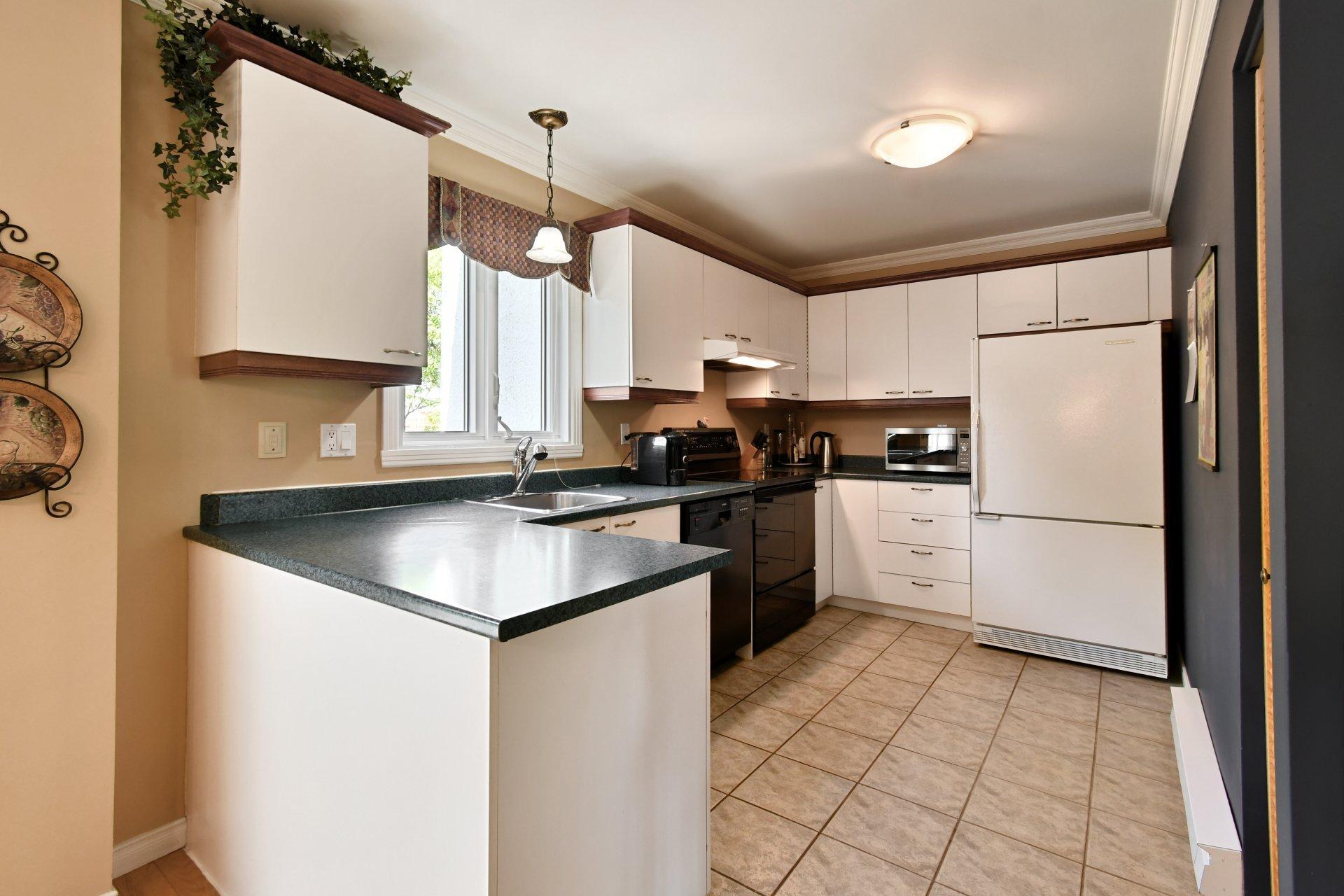 









1348Z


Rue Adoncour

,
Longueuil (Le Vieux-Longueuil),




QC
J4J5L3

