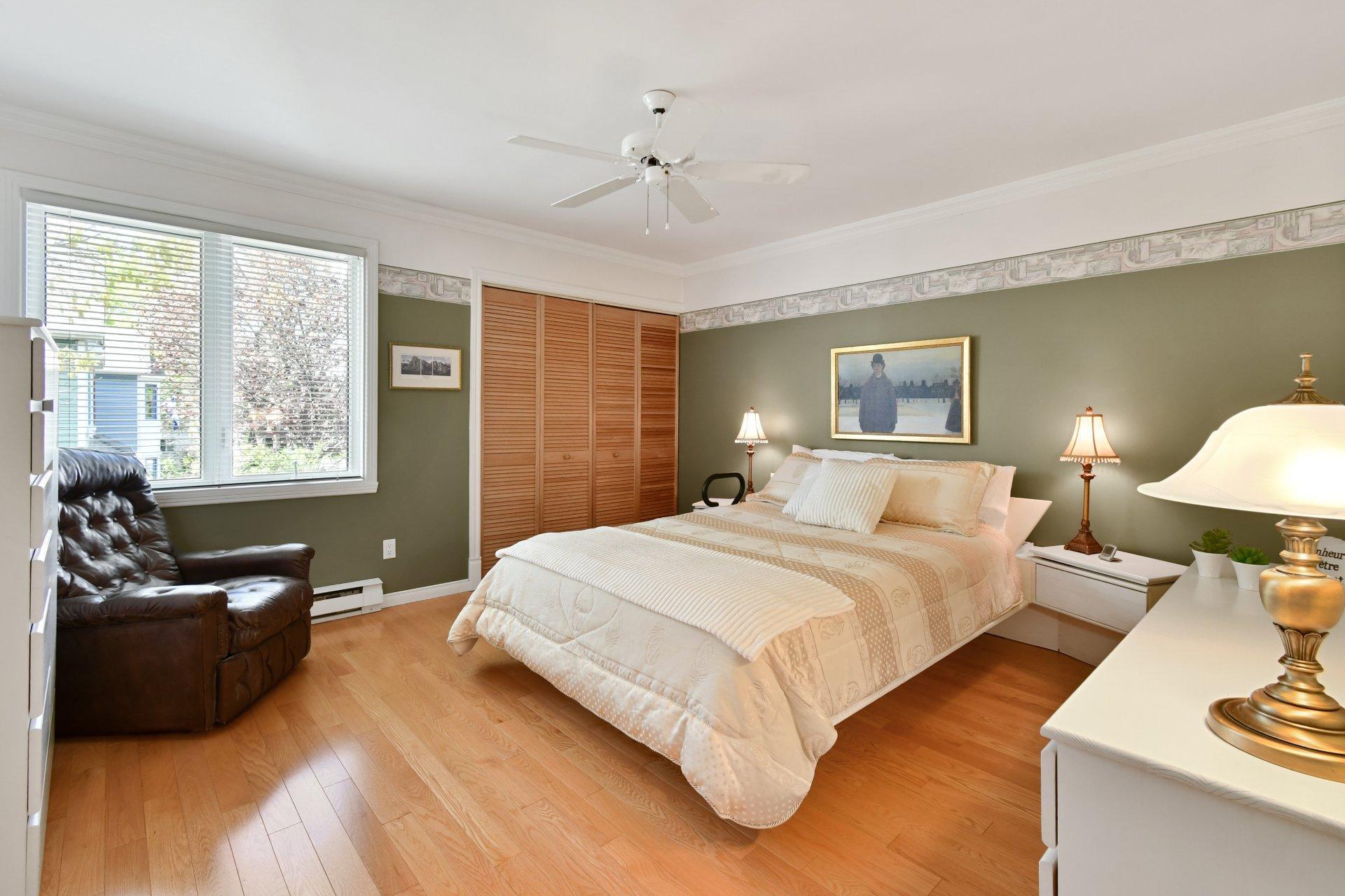 









1348Z


Rue Adoncour

,
Longueuil (Le Vieux-Longueuil),




QC
J4J5L3

