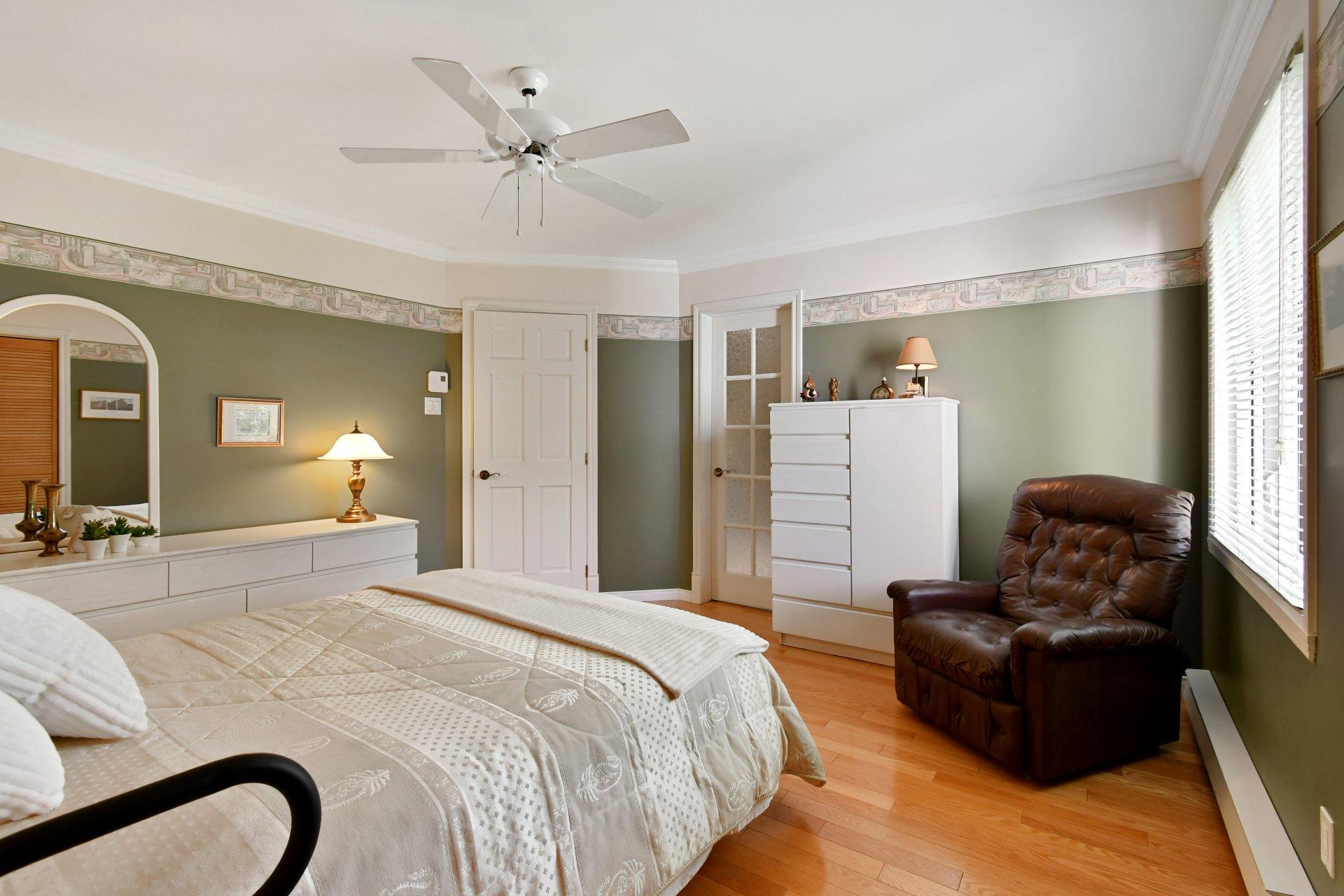 









1348Z


Rue Adoncour

,
Longueuil (Le Vieux-Longueuil),




QC
J4J5L3

