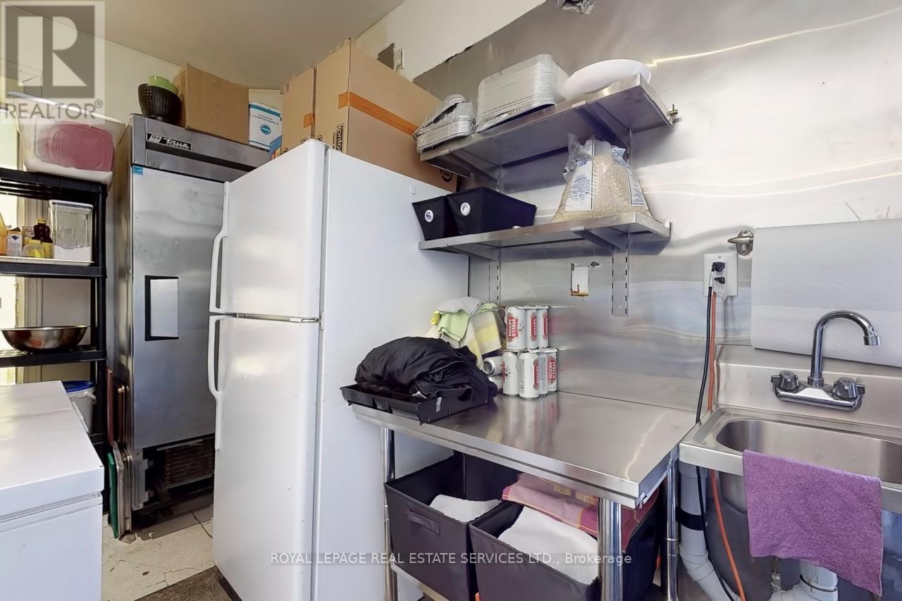 












6 FAIRLAWN AVENUE

,
Toronto,




Ontario
M4M2N4

