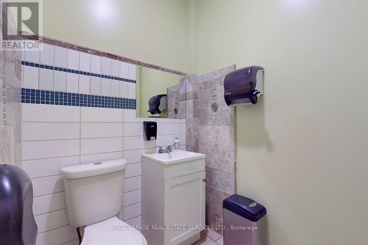 












6 FAIRLAWN AVENUE

,
Toronto,




Ontario
M4M2N4


