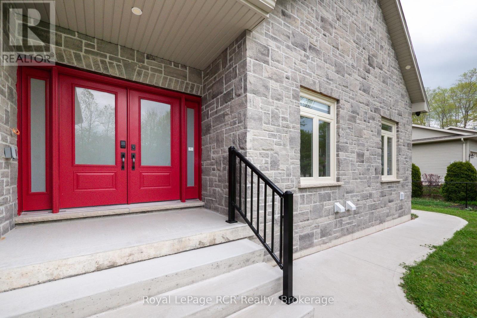 












10 FREDERICK STREET E

,
South Bruce Peninsula,




Ontario
N0H2G0

