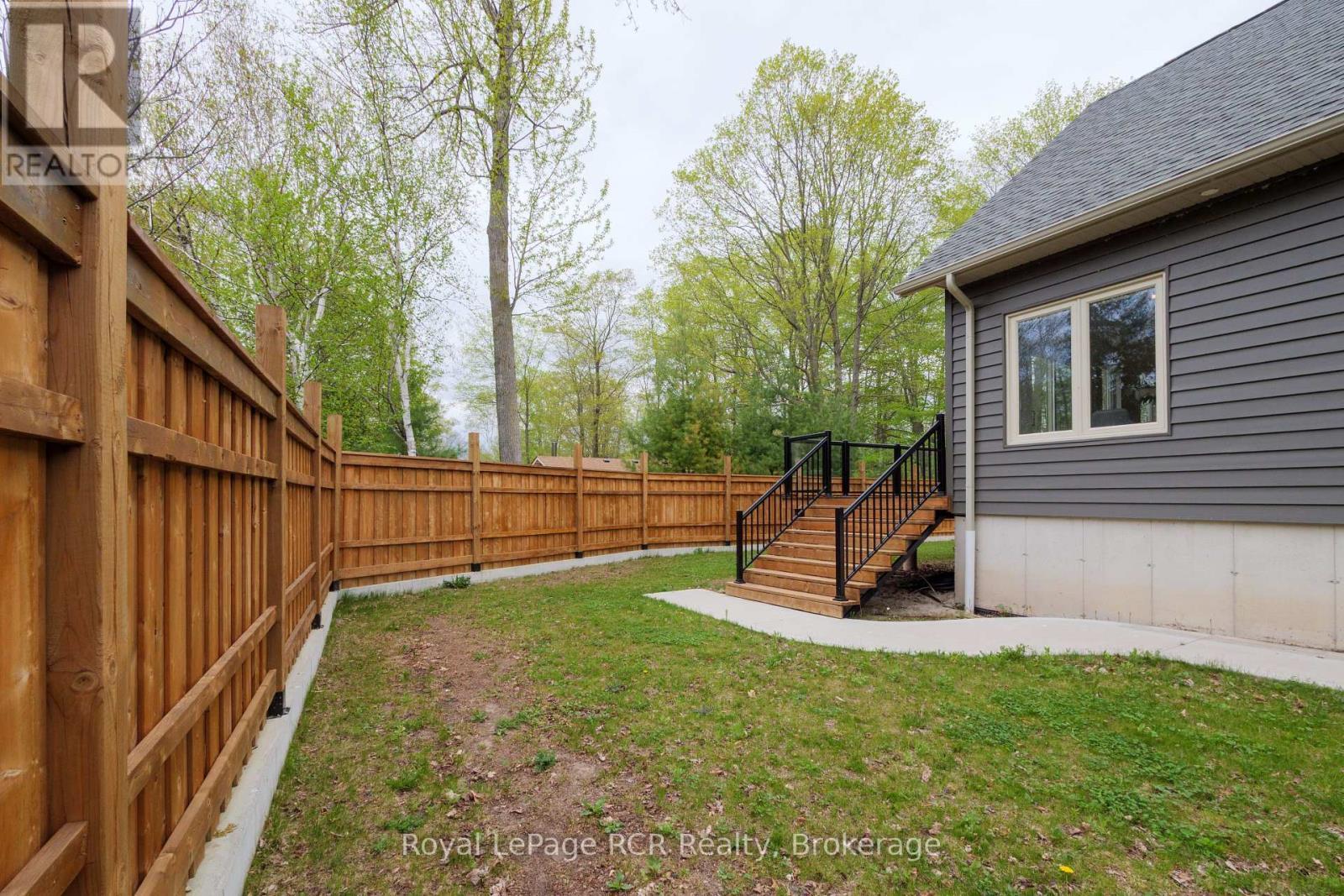 












10 FREDERICK STREET E

,
South Bruce Peninsula,




Ontario
N0H2G0


