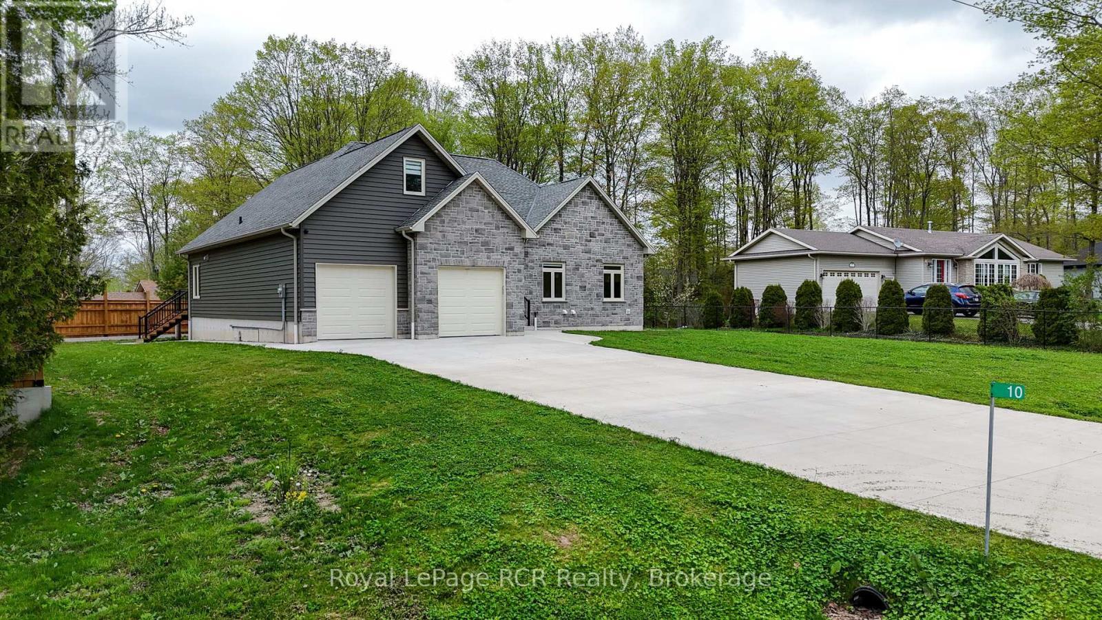 












10 FREDERICK STREET E

,
South Bruce Peninsula,




Ontario
N0H2G0

