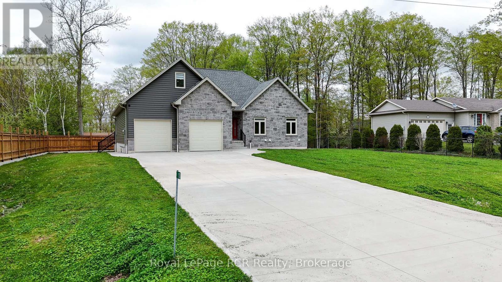 












10 FREDERICK STREET E

,
South Bruce Peninsula,




Ontario
N0H2G0

