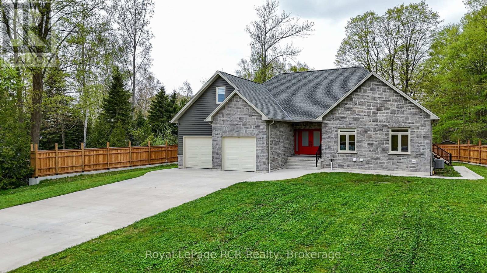 












10 FREDERICK STREET E

,
South Bruce Peninsula,




Ontario
N0H2G0

