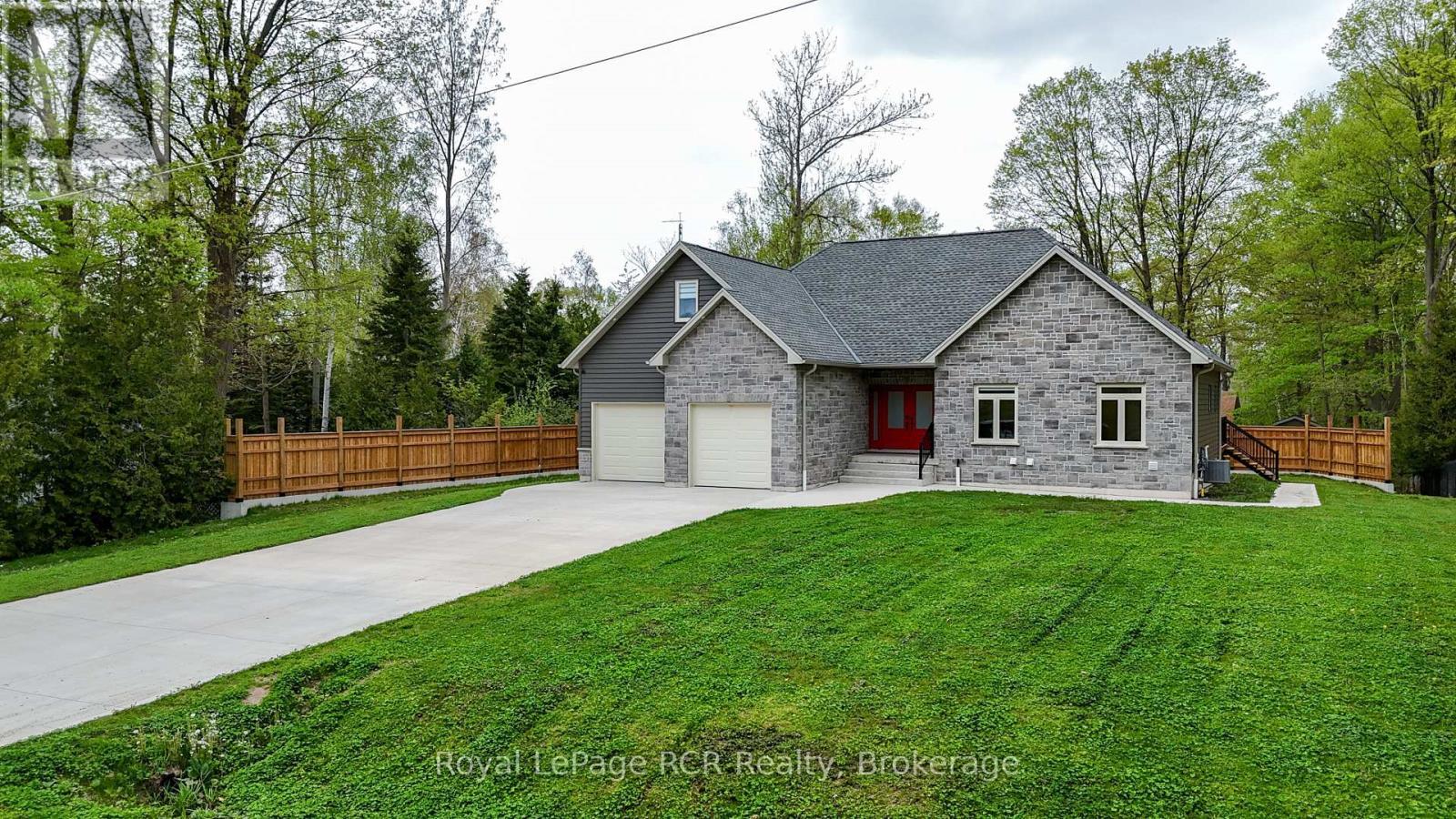 












10 FREDERICK STREET E

,
South Bruce Peninsula,




Ontario
N0H2G0

