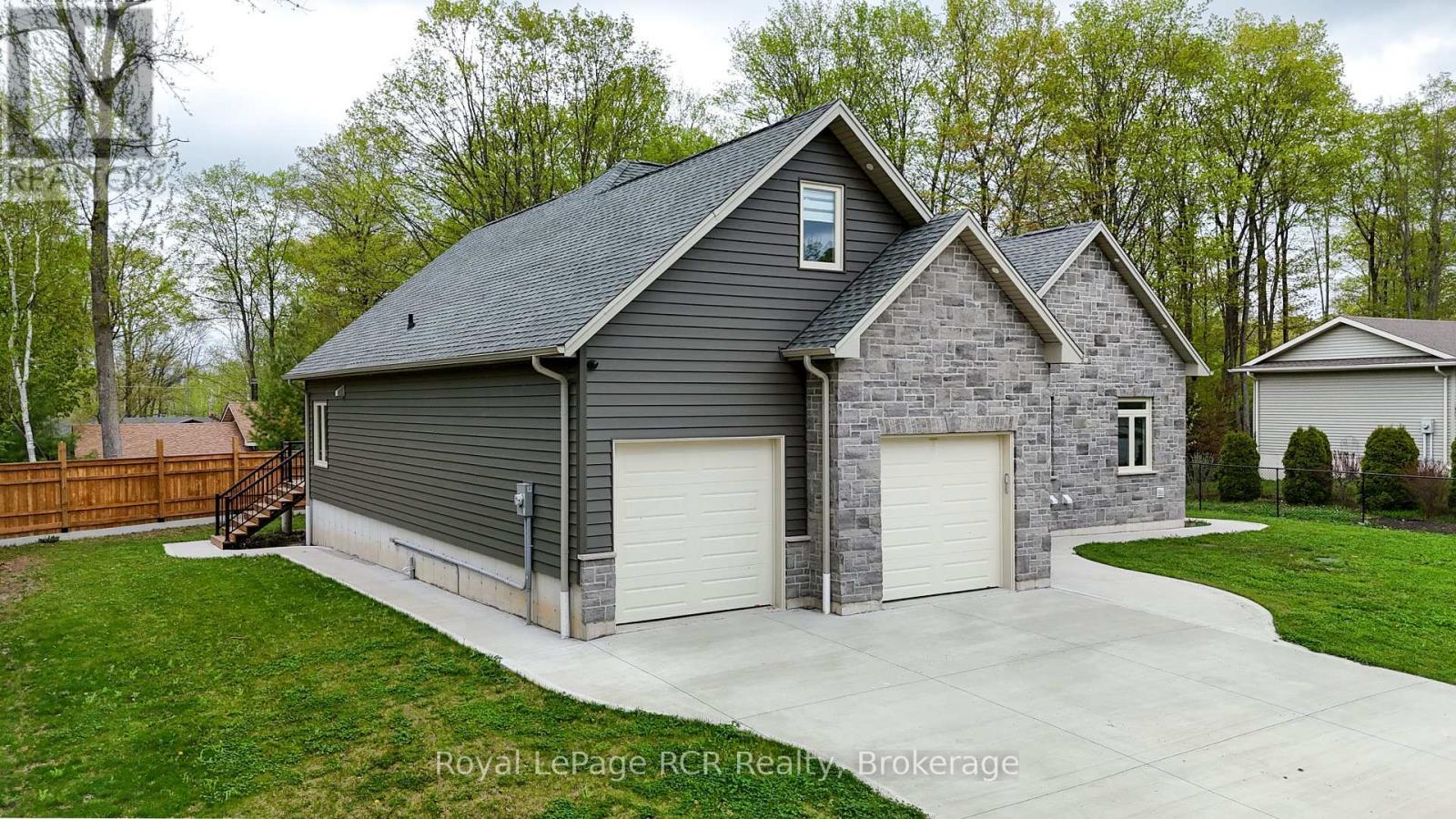 












10 FREDERICK STREET E

,
South Bruce Peninsula,




Ontario
N0H2G0

