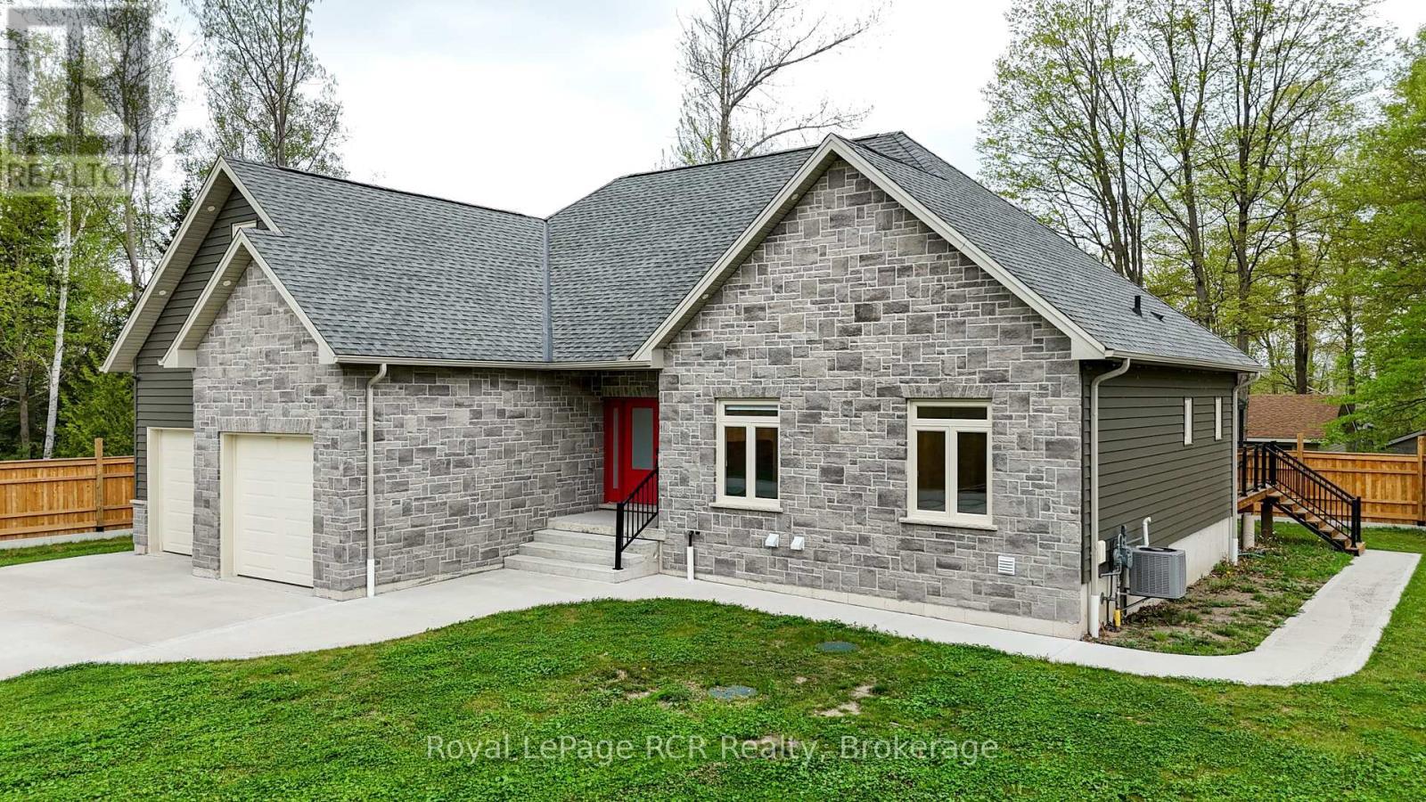 












10 FREDERICK STREET E

,
South Bruce Peninsula,




Ontario
N0H2G0

