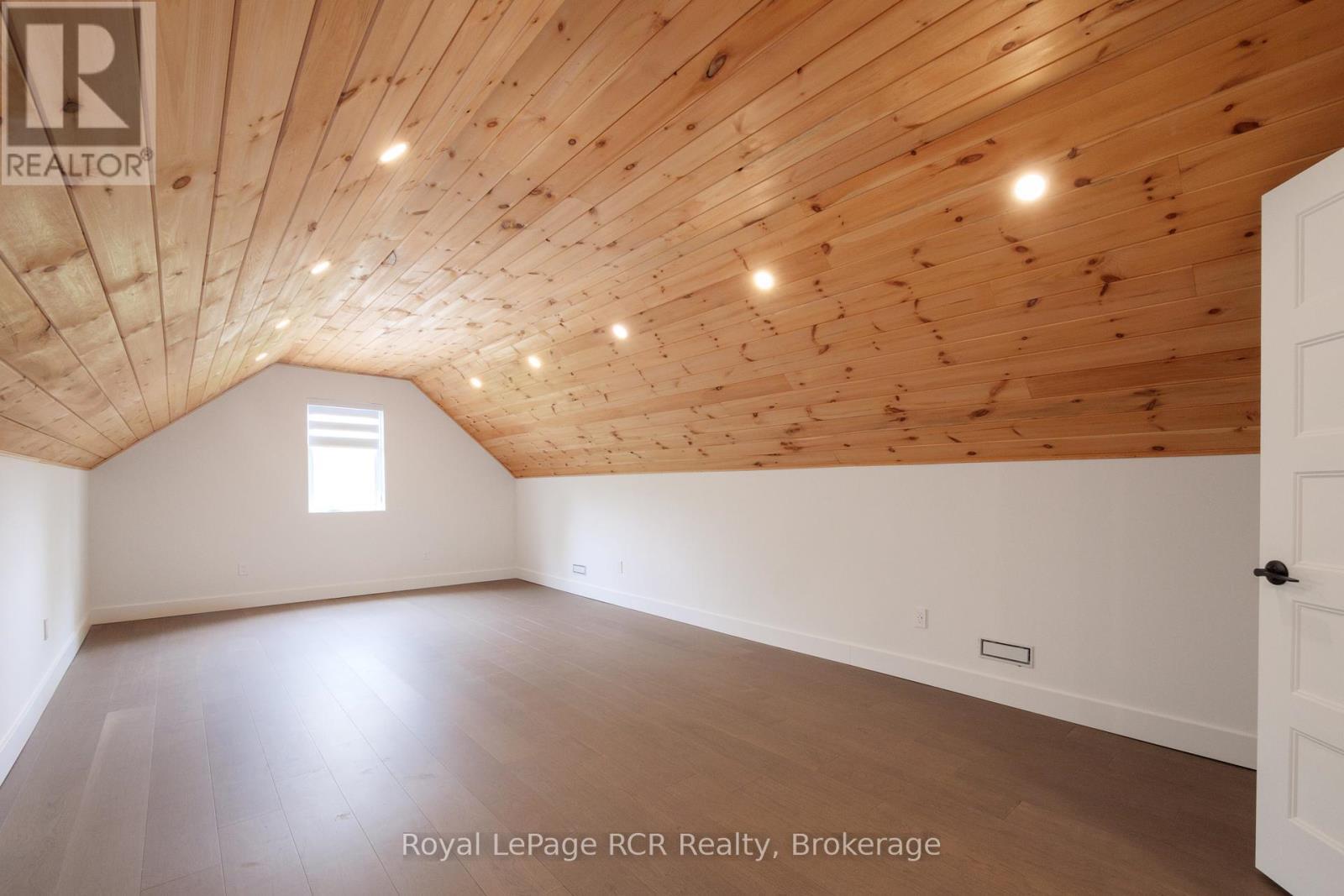












10 FREDERICK STREET E

,
South Bruce Peninsula,




Ontario
N0H2G0

