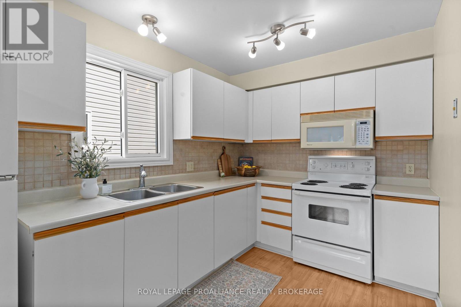 












105 DAVEY CRESCENT

,
Loyalist (Amherstview),




Ontario
K7N1X7

