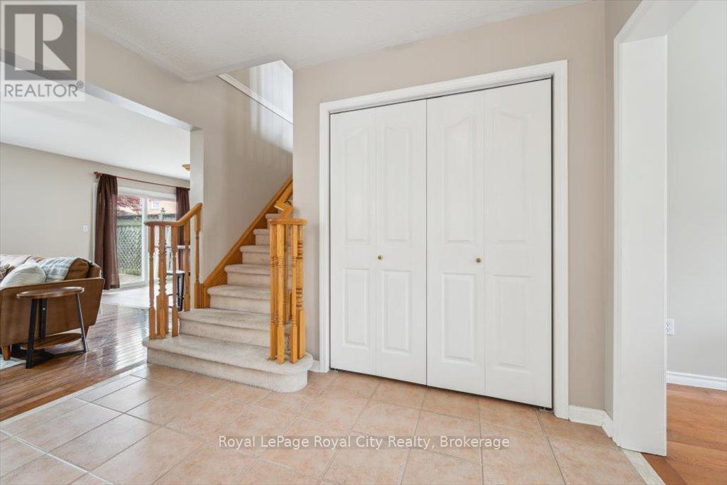 












1617 GOWLING TERRACE

,
Milton (CL Clarke),




Ontario
L9T5J6

