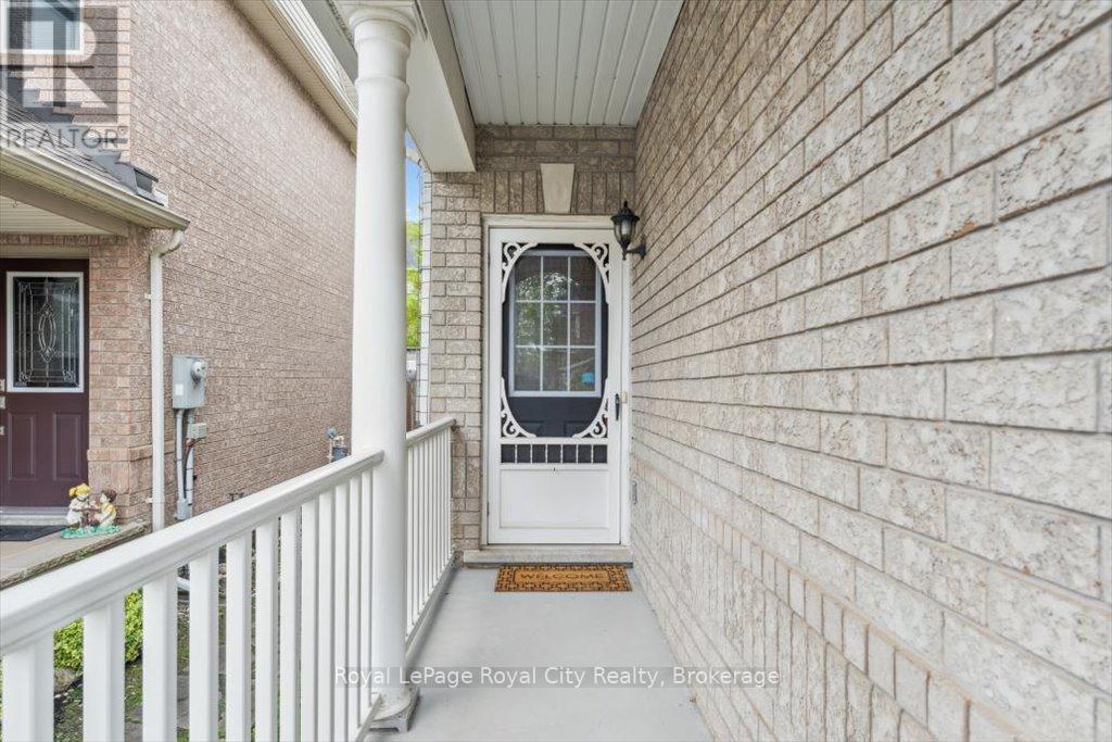 












1617 GOWLING TERRACE

,
Milton (CL Clarke),




Ontario
L9T5J6

