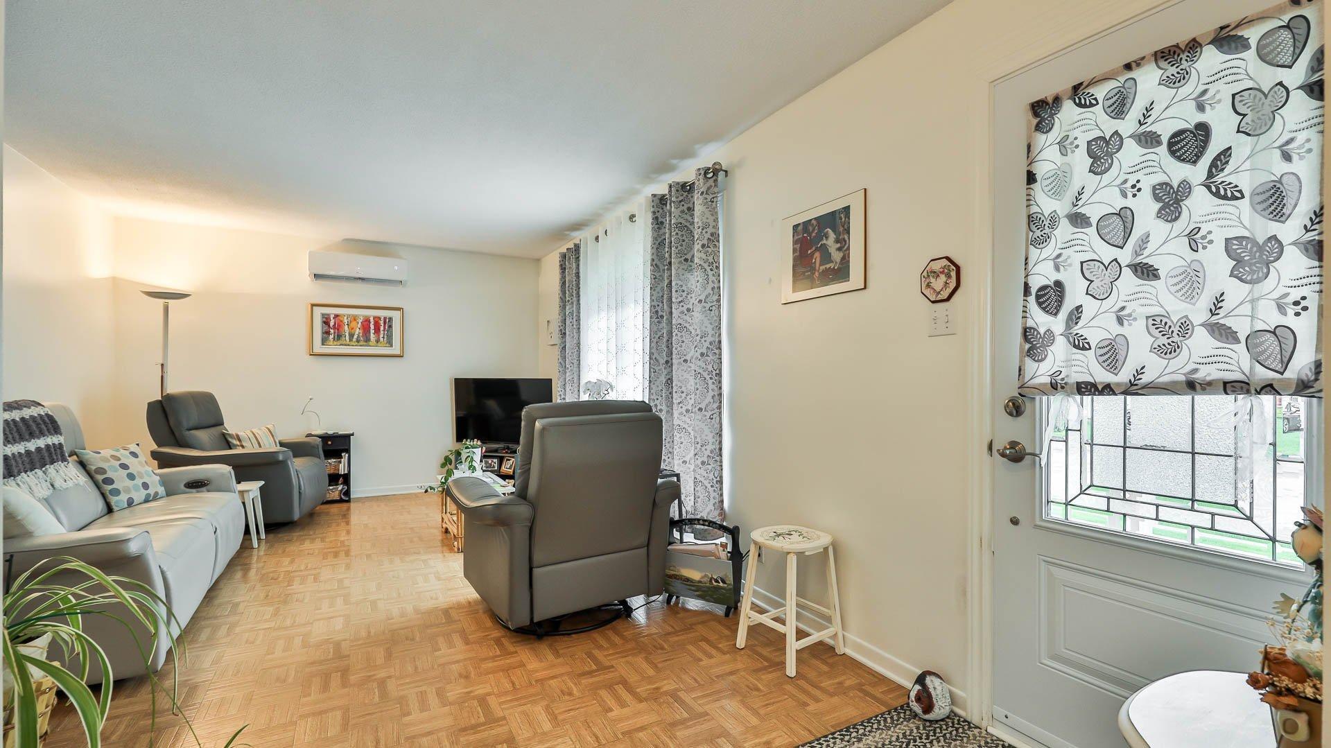 









48


Rue Raymond-MacMillan

,
Gatineau (Buckingham),




QC
J8L3E8

