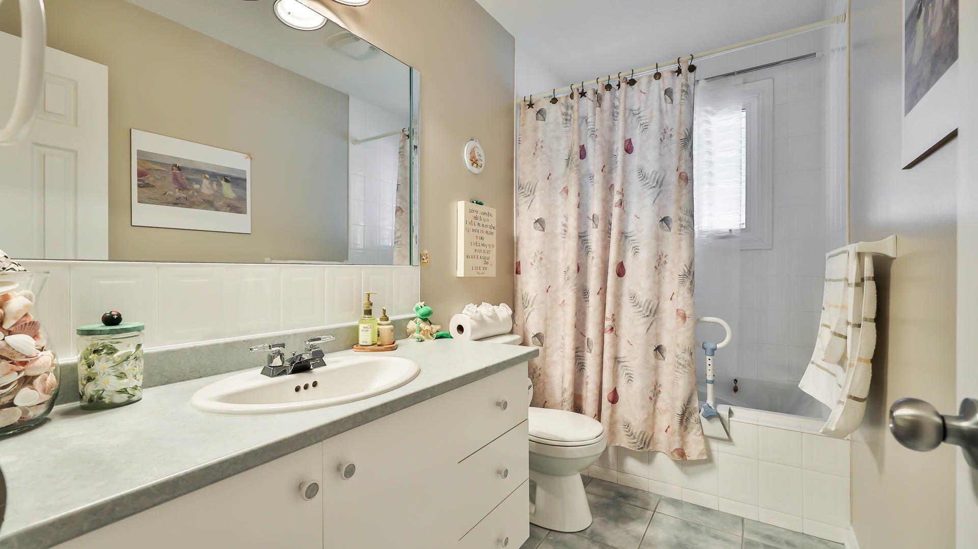 









48


Rue Raymond-MacMillan

,
Gatineau (Buckingham),




QC
J8L3E8

