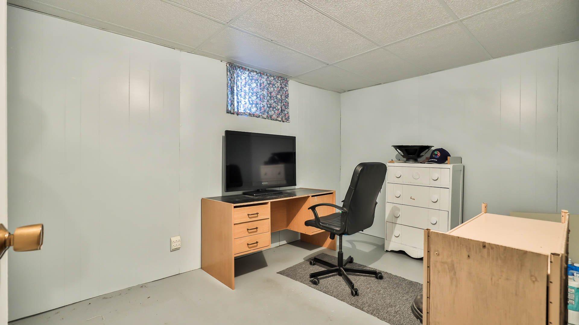 









48


Rue Raymond-MacMillan

,
Gatineau (Buckingham),




QC
J8L3E8

