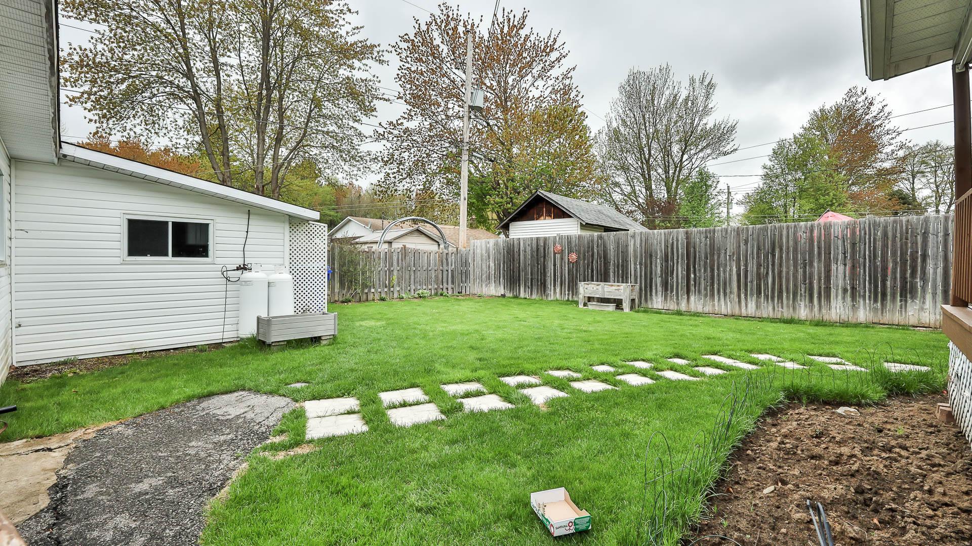 









48


Rue Raymond-MacMillan

,
Gatineau (Buckingham),




QC
J8L3E8

