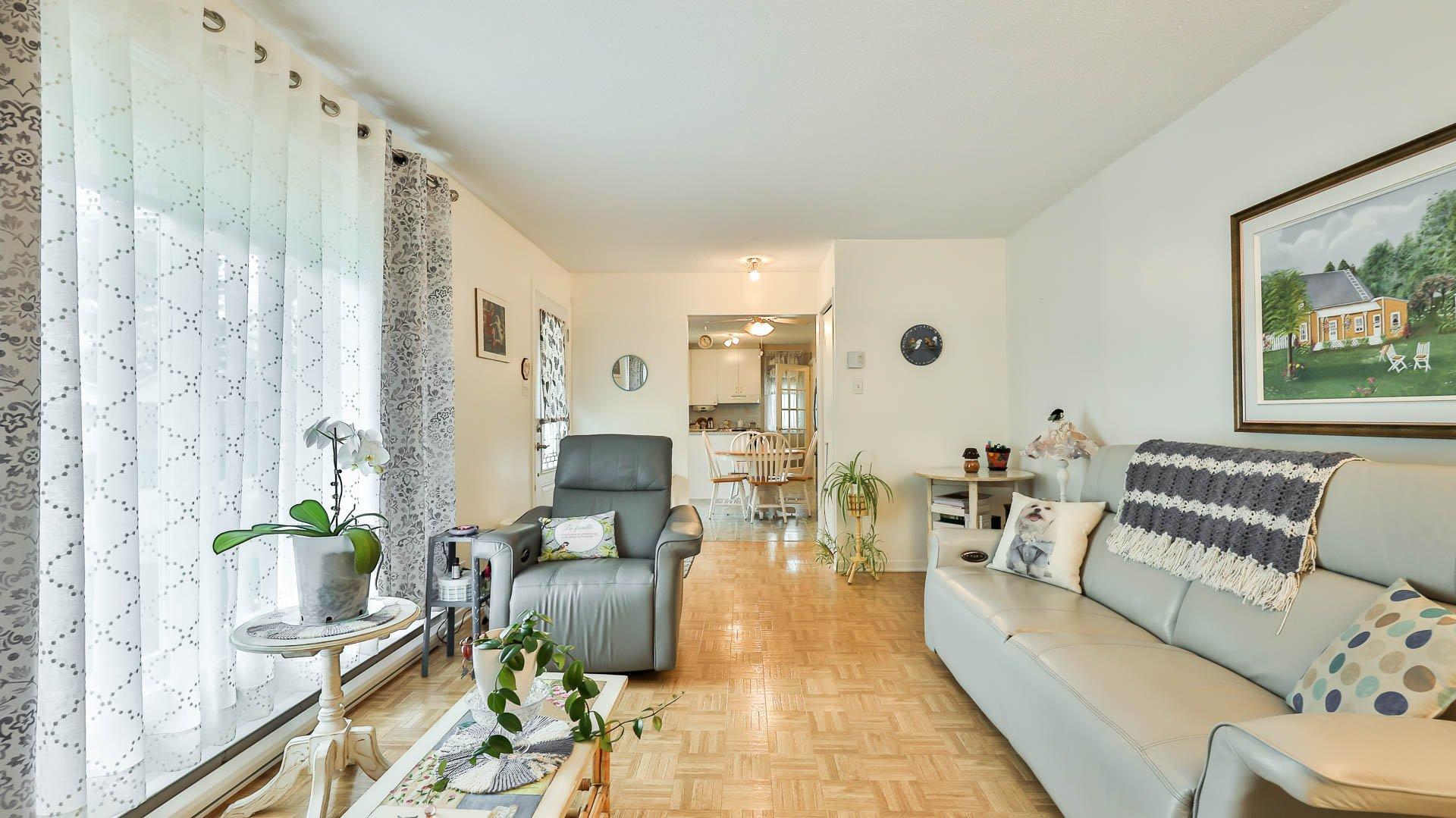 









48


Rue Raymond-MacMillan

,
Gatineau (Buckingham),




QC
J8L3E8

