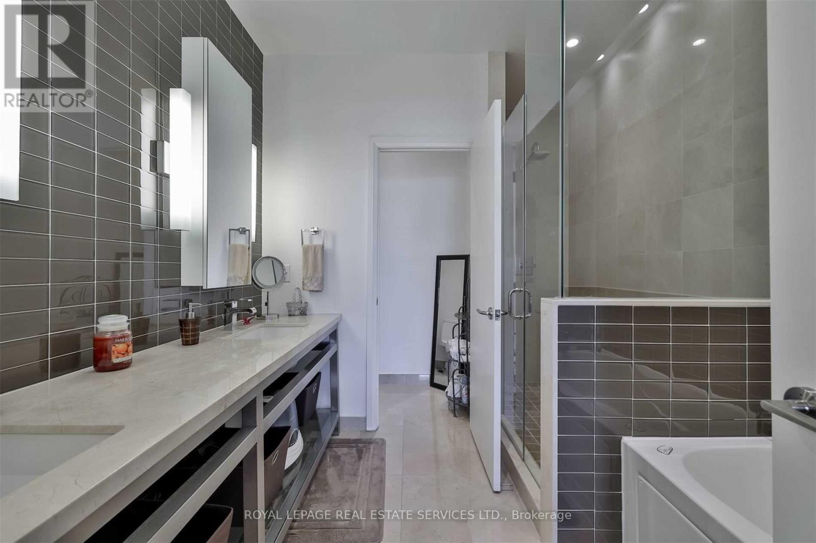 












4406 - 80 JOHN STREET

,
Toronto,




Ontario
M5V3X4

