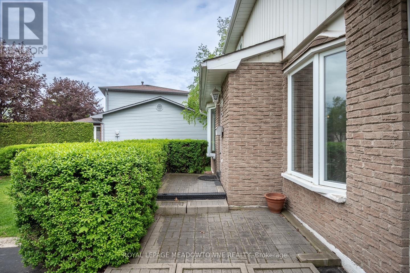 












852 EDISON COURT

,
Milton,




Ontario
L9T3W1

