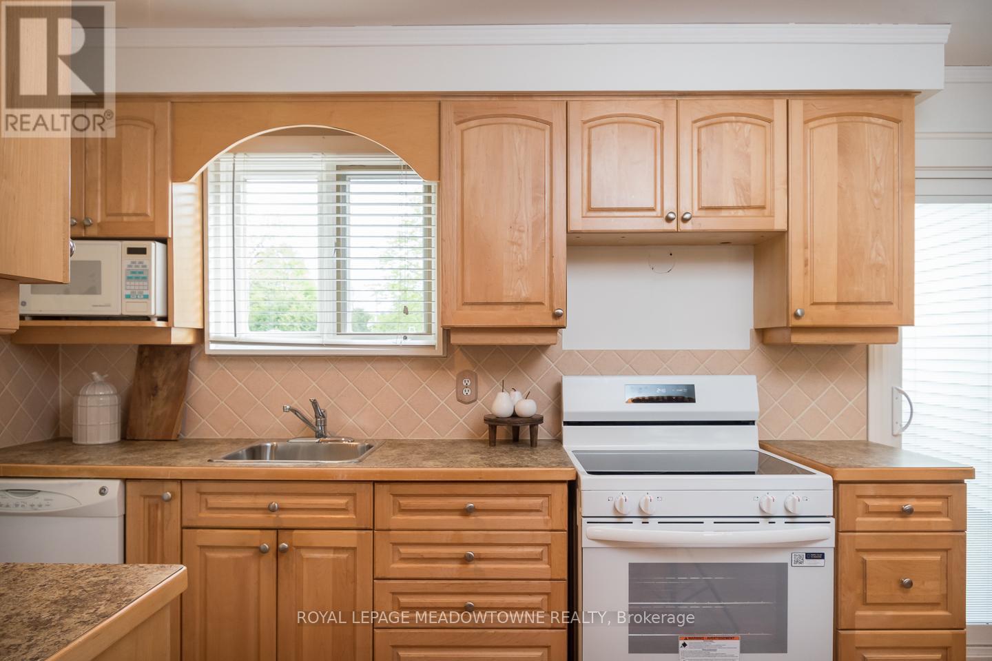 












852 EDISON COURT

,
Milton,




Ontario
L9T3W1

