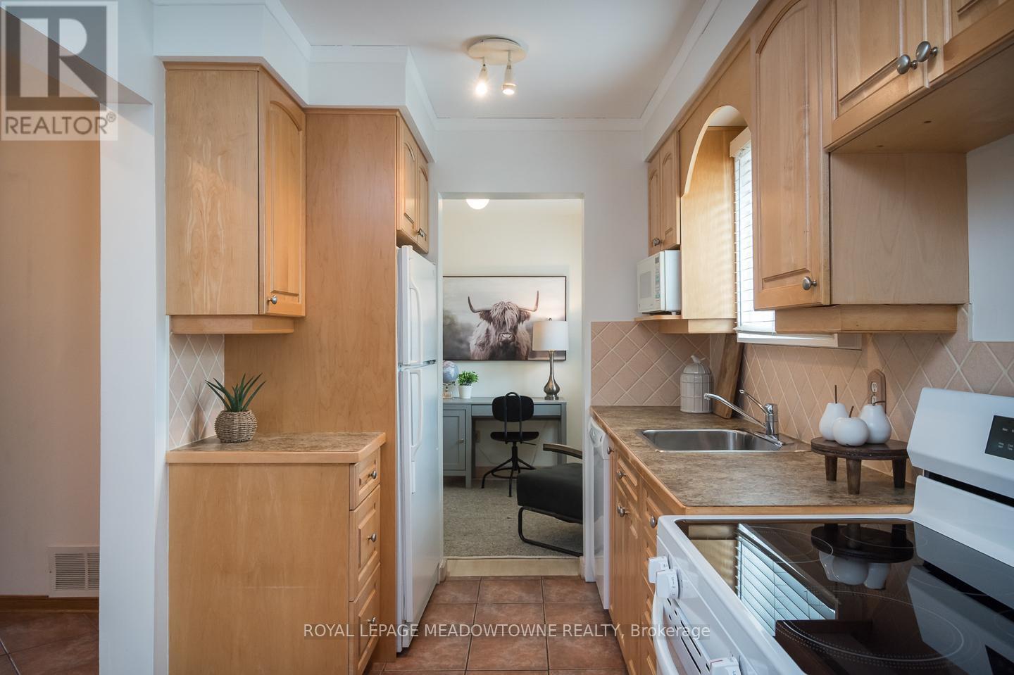 












852 EDISON COURT

,
Milton,




Ontario
L9T3W1

