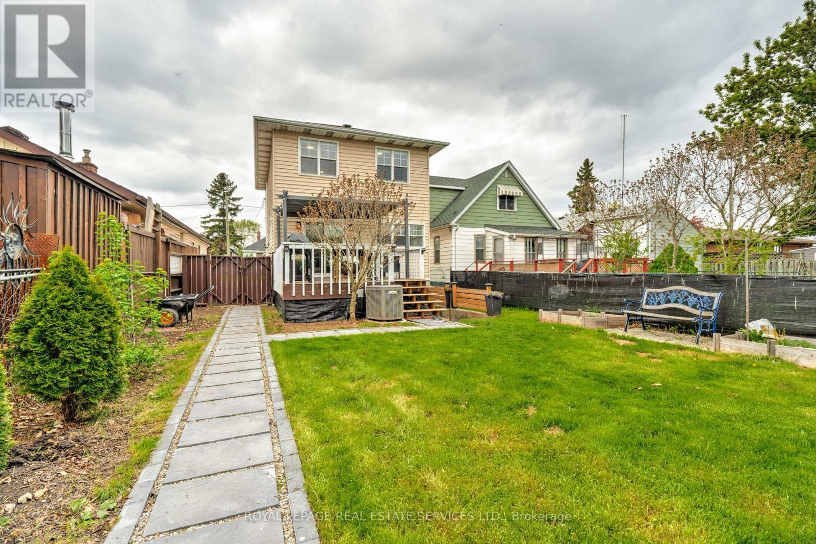 












600 QUEBEC STREET

,
Hamilton,




Ontario
L8H6V4

