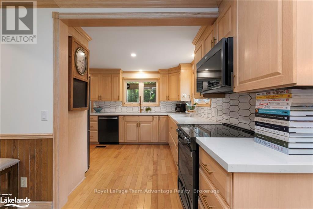 












3461 HWY 141

,
Muskoka Lakes (Watt),




Ontario
P0B1M0


