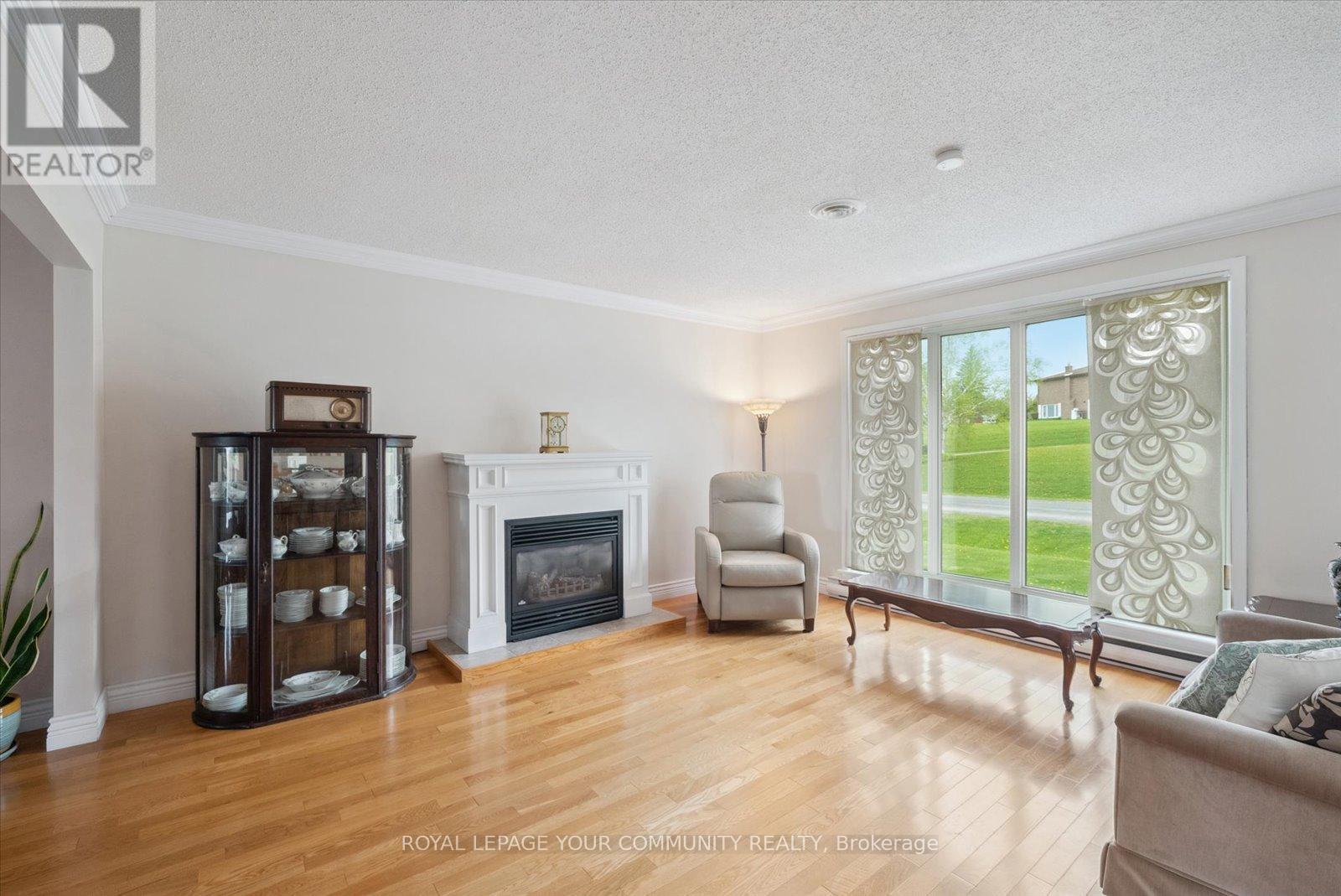 












381 COUNTRY CLUB CIRCLE

,
Kawartha Lakes,




Ontario
K0M1A0

