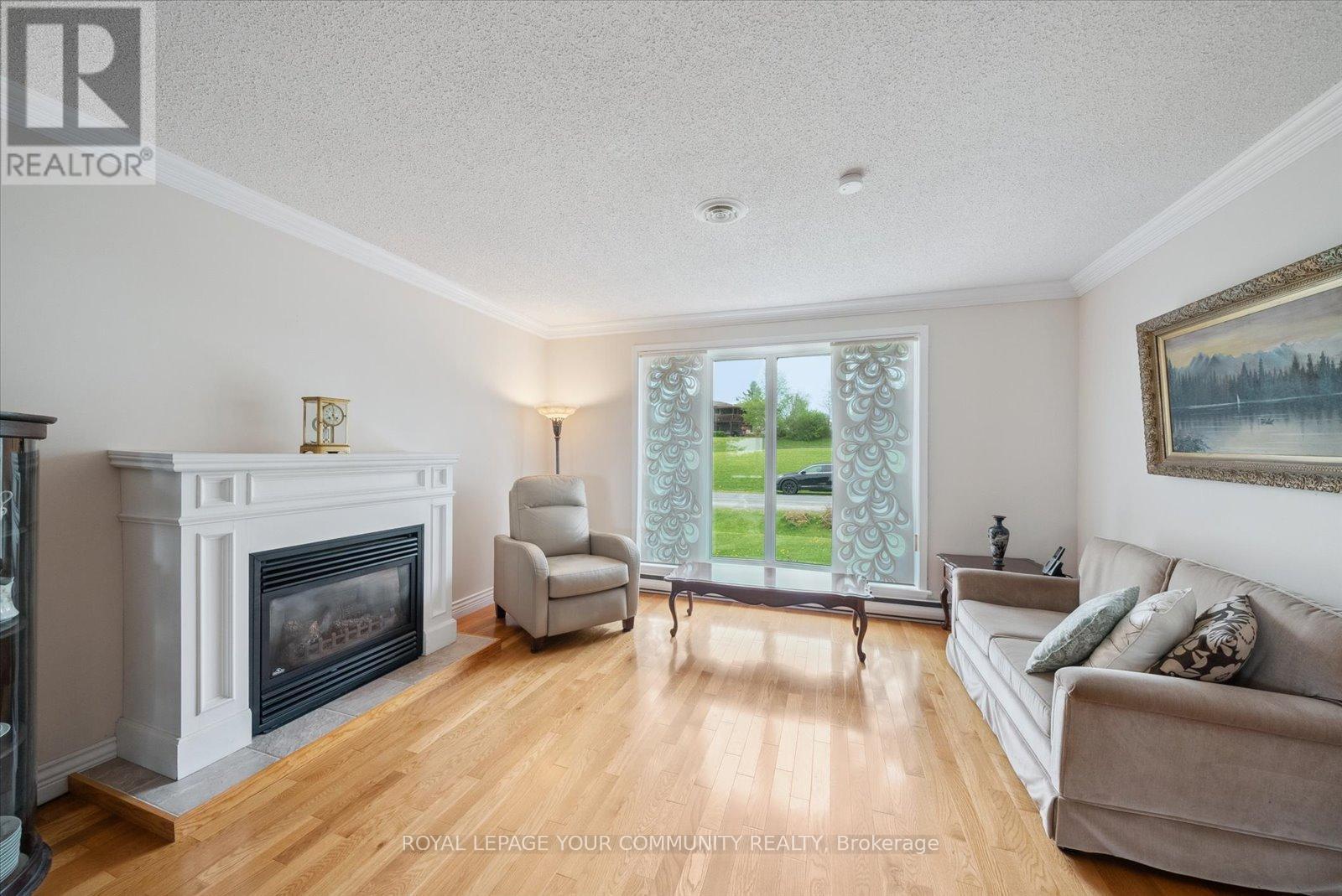 












381 COUNTRY CLUB CIRCLE

,
Kawartha Lakes,




Ontario
K0M1A0

